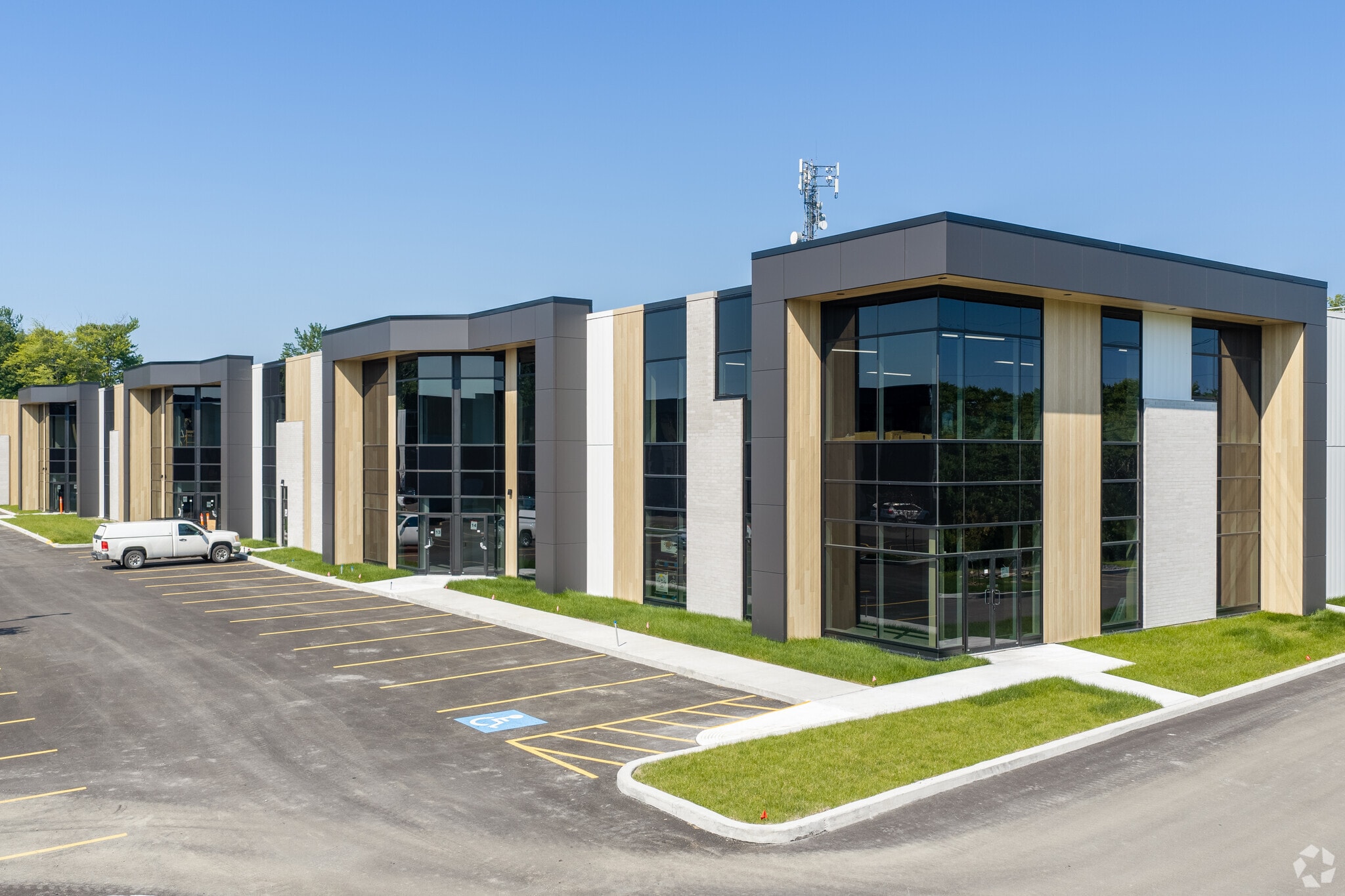 1090-1110 Des Laurentides Boul, Saint-jerome, QC à vendre Photo principale– Image 1 sur 6