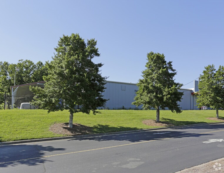 7511 E Independence Blvd, Charlotte, NC à vendre - Photo de l’immeuble – Image 3 sur 4