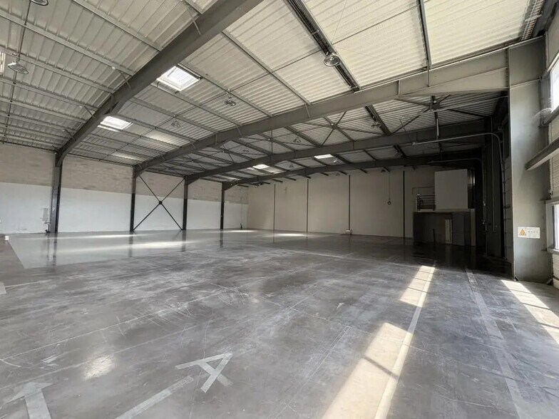 Bureau dans Aubagne à louer - Photo de l’immeuble – Image 3 sur 8