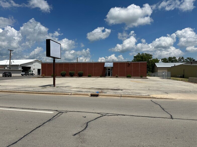 1480 N Hobbie Ave, Kankakee, IL à louer - Photo de l’immeuble – Image 1 sur 20