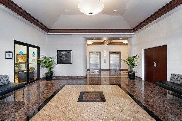 1800 Eller Dr, Fort Lauderdale, FL à louer - Photo intérieure – Image 2 sur 6