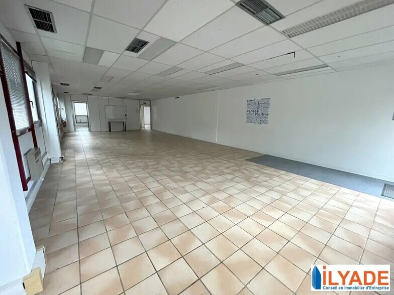 Bureau dans Meyreuil à louer - Photo de l’immeuble – Image 1 sur 5