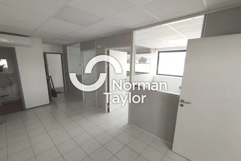 Local d’activités dans Mauguio à louer - Photo de l’immeuble – Image 3 sur 7