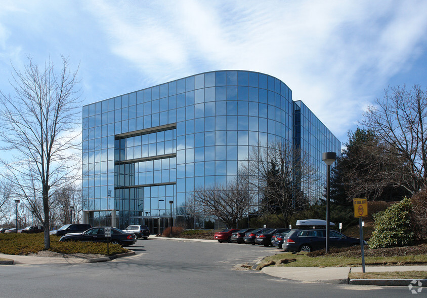 333 E River Dr, East Hartford, CT à louer - Photo de l’immeuble – Image 3 sur 6