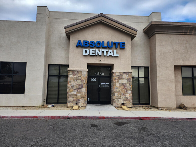 4250 Simmons St, North Las Vegas, NV à vendre - Photo de l’immeuble – Image 1 sur 23