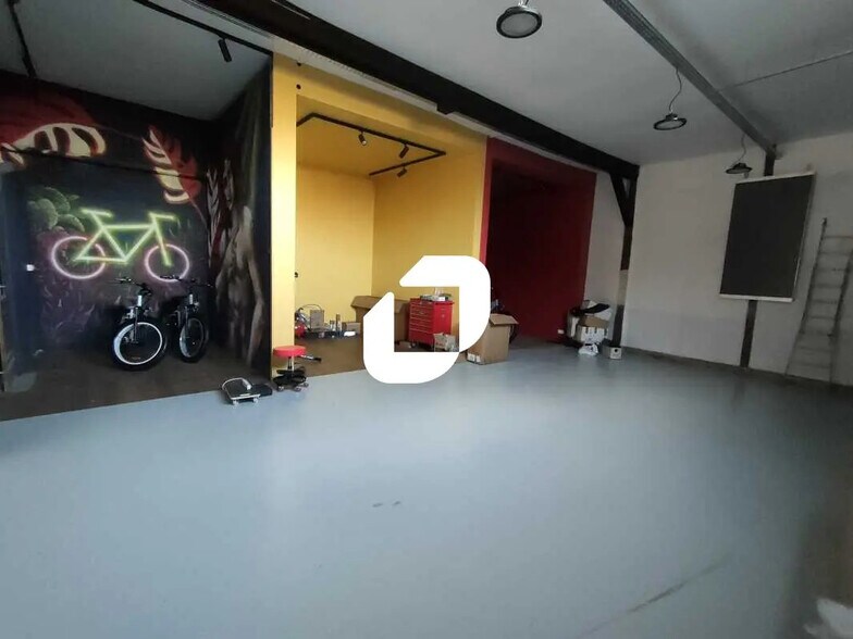 Local d’activités dans Versailles à louer - Photo de l’immeuble – Image 3 sur 12