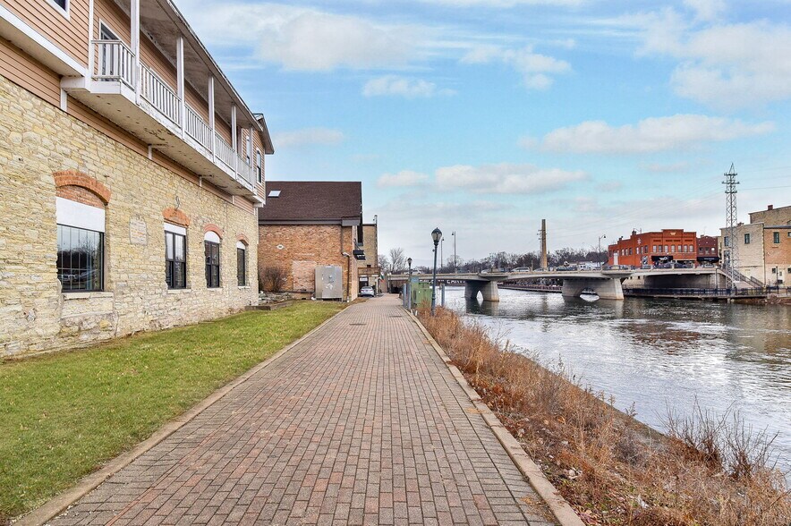 30 S Shumway Ave, Batavia, IL à louer - Photo de l’immeuble – Image 2 sur 65
