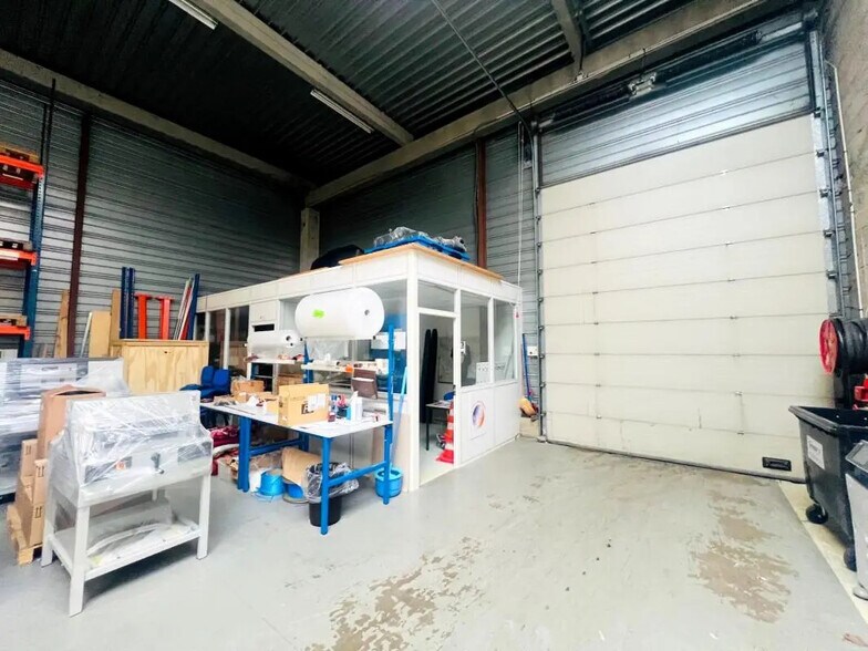 Local d'activités dans Trappes à vendre - Photo de l’immeuble – Image 2 sur 7