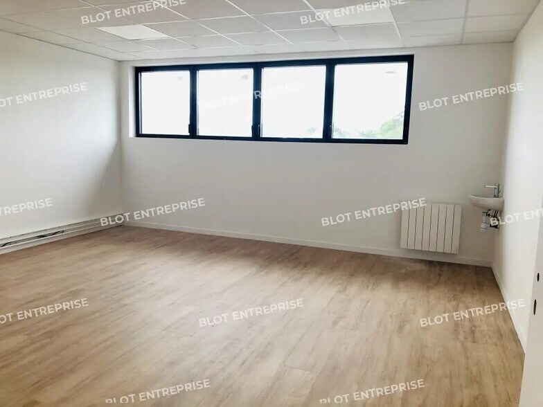 Bureau dans Vannes à louer - Photo de l’immeuble – Image 1 sur 8