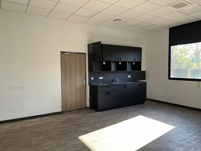 Bureau dans Villeneuve-la-Garenne à louer - Photo de l’immeuble – Image 2 sur 18