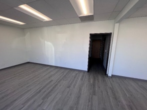 7020 Hayvenhurst Ave, Van Nuys, CA à louer Photo intérieure– Image 2 sur 9