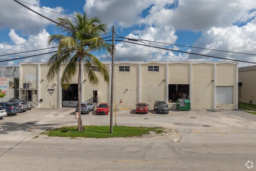 9869 NW 79th Ave, Medley, FL à louer - Photo de l’immeuble – Image 2 sur 5