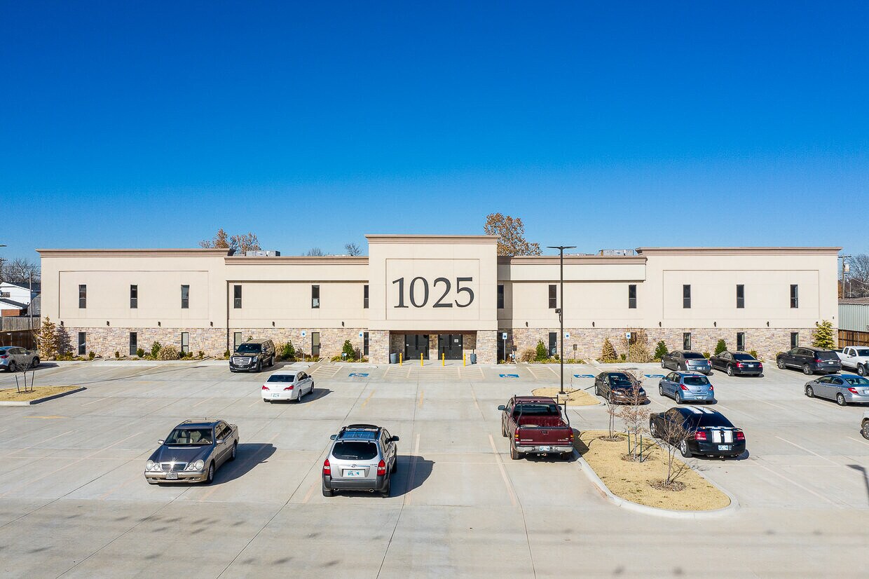 1025 SW 4th St, Moore, OK à louer Photo principale– Image 1 sur 23