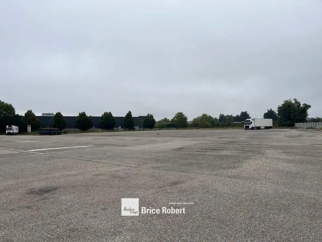 Terrain dans Saint-Priest à louer Photo principale– Image 1 sur 6