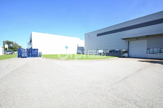 Plus de détails pour Local d'activités à louer