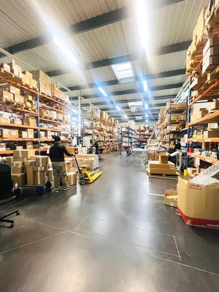 Local d'activités dans Élancourt à vendre - Photo de l’immeuble – Image 2 sur 8