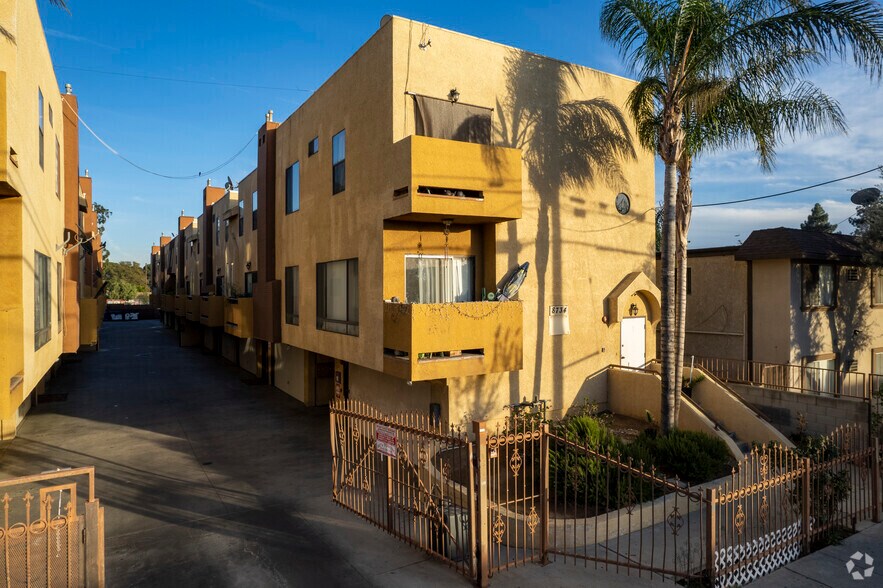 8734-8736 Burnet Ave, North Hills, CA à vendre - Photo de l’immeuble – Image 2 sur 4