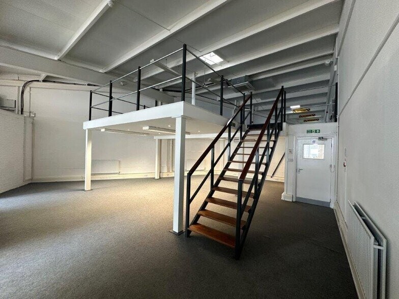 1 Blenheim Rd, Epsom à louer - Photo de l’immeuble – Image 3 sur 5
