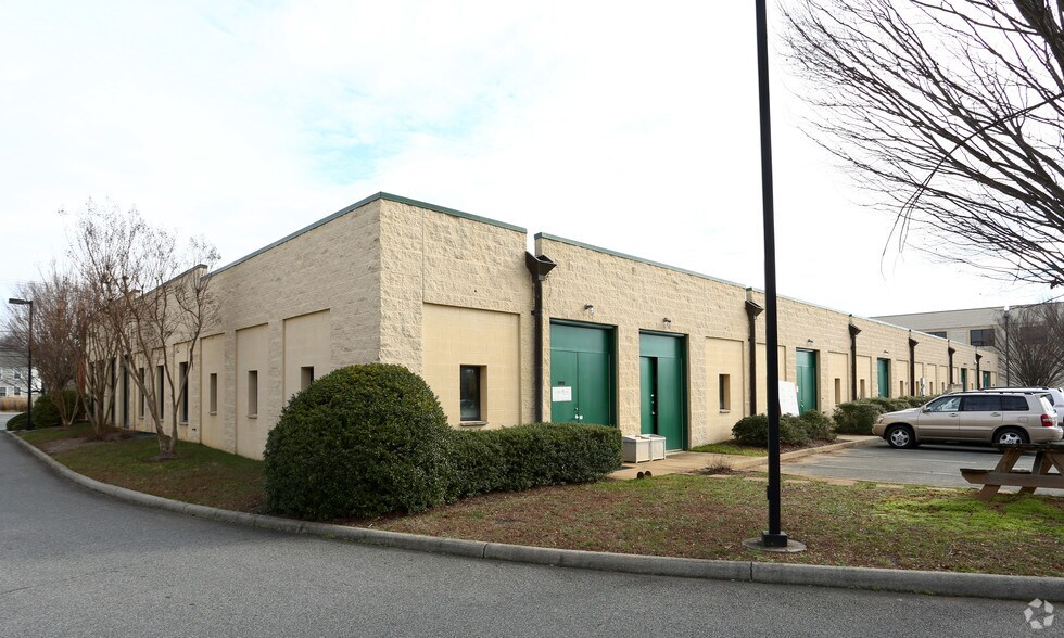 620-632 Berkmar Cir, Charlottesville, VA à vendre - Photo de l’immeuble – Image 3 sur 4