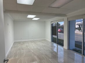 3008-3014 S Dixie Hwy, West Palm Beach, FL à louer Photo intérieure– Image 2 sur 5