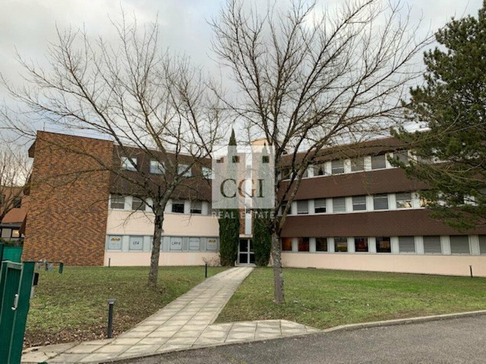 7 Rue Maryse Bastié, Bron à louer Photo de l’immeuble– Image 1 sur 5