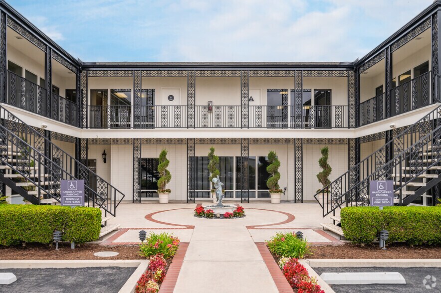 100 W Valencia Mesa Dr, Fullerton, CA à louer - Photo de l’immeuble – Image 3 sur 8