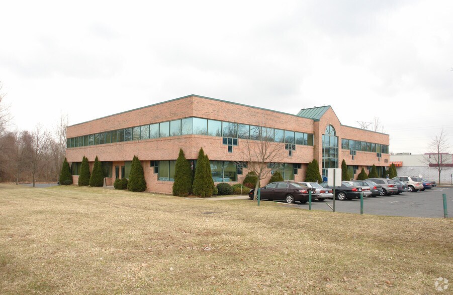 211 New Britain Rd, Berlin, CT à vendre - Photo principale – Image 1 sur 4