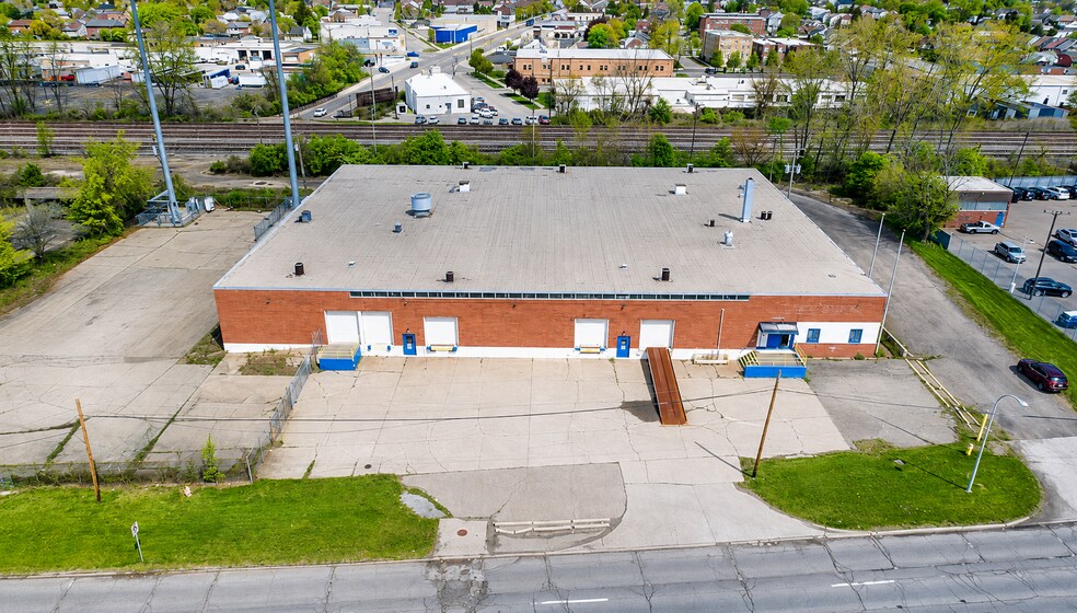 13500 Rotunda Dr, Dearborn, MI à louer - Photo de l’immeuble – Image 1 sur 2