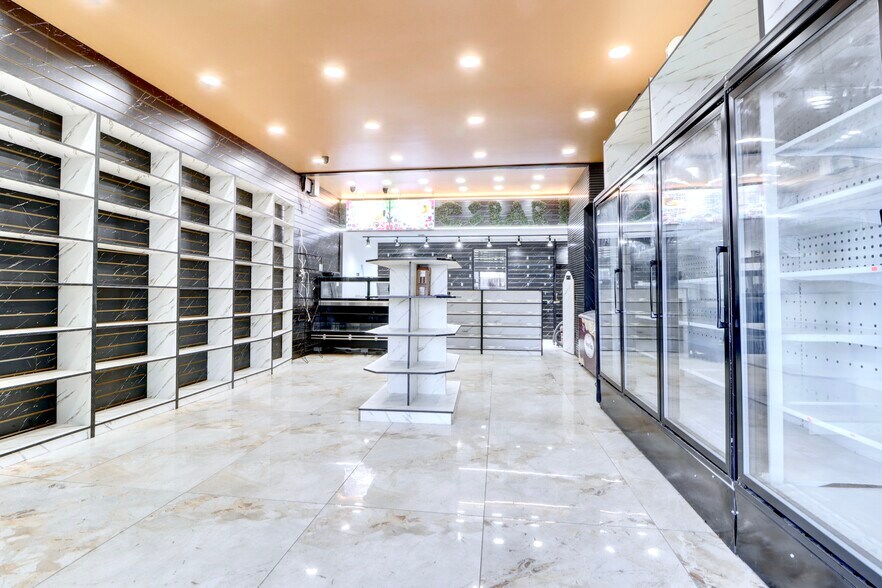 60-35 Fresh Pond Rd, Maspeth, NY à louer - Photo de l’immeuble – Image 2 sur 8