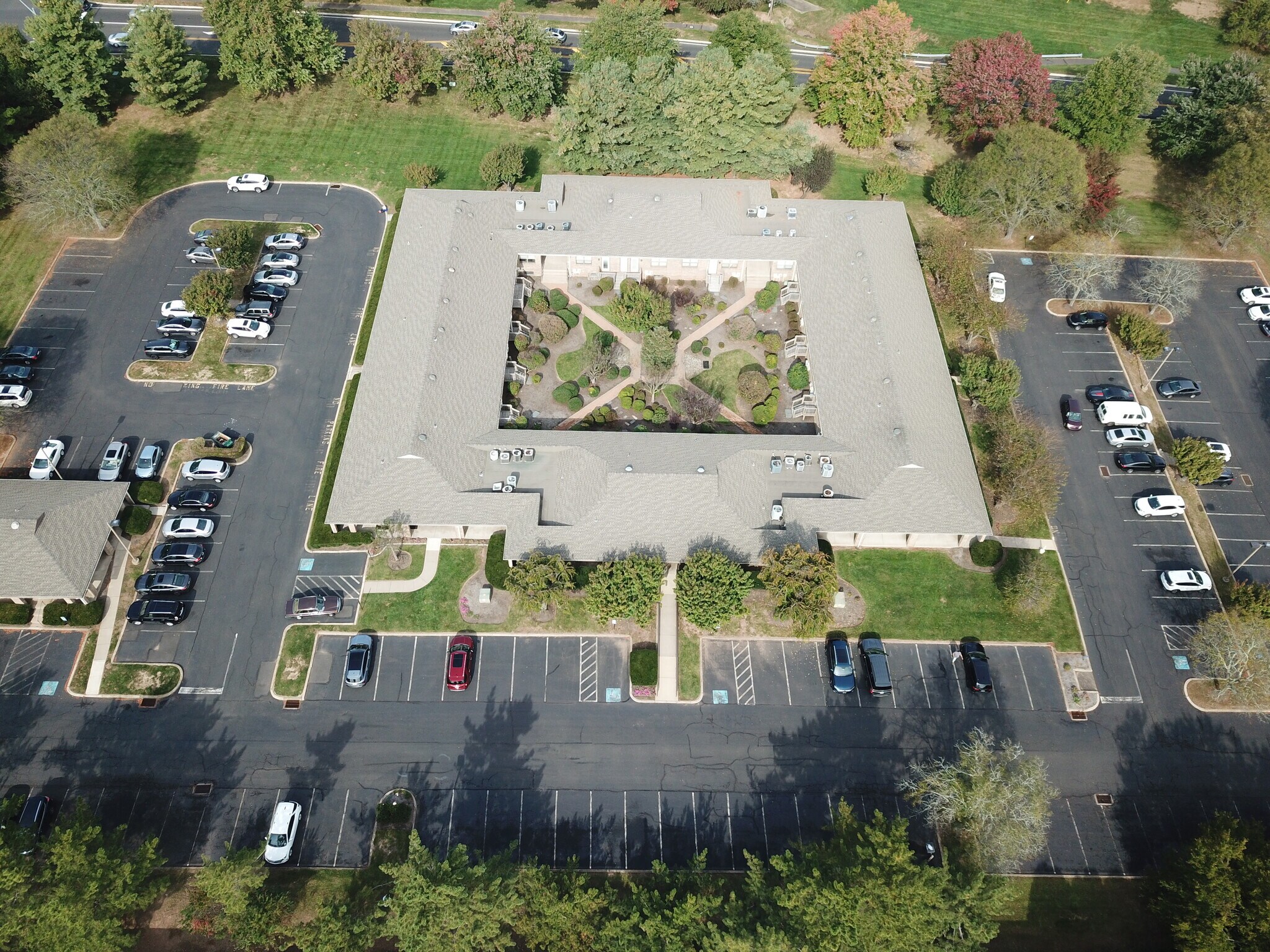 4 Terry Dr, Newtown, PA à louer Photo principale– Image 1 sur 7