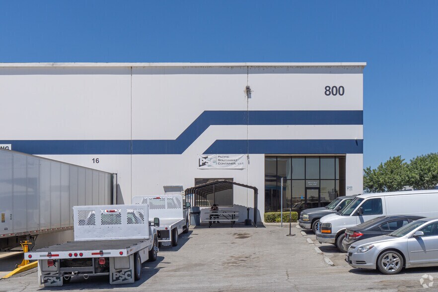 800 N Plaza Dr, Visalia, CA à louer - Photo de l’immeuble – Image 3 sur 3