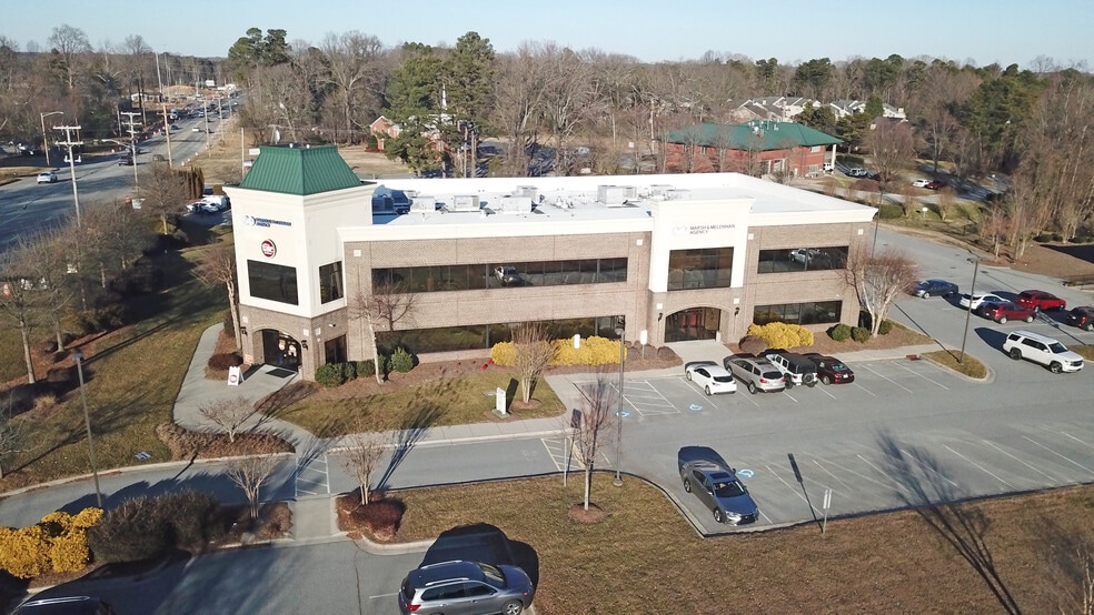 1400 Eastchester Dr, High Point, NC à louer - Photo de l’immeuble – Image 2 sur 14