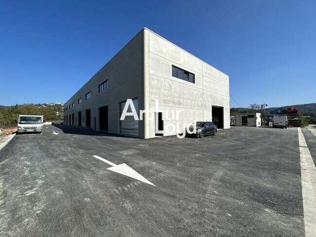 Plus de détails pour 62 Rue Des 2 Frères, Puget-sur-Argens - Local d’activités à vendre