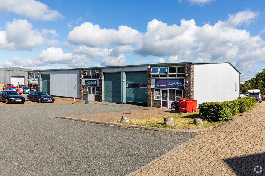 Albert Dr, Burgess Hill à louer - Photo principale – Image 1 sur 5