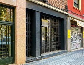 Local commercial dans Madrid, Madrid à louer Photo de la construction– Image 2 sur 9