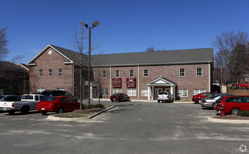 559 Frost Ave, Warrenton, VA à louer - Photo de l’immeuble – Image 1 sur 45