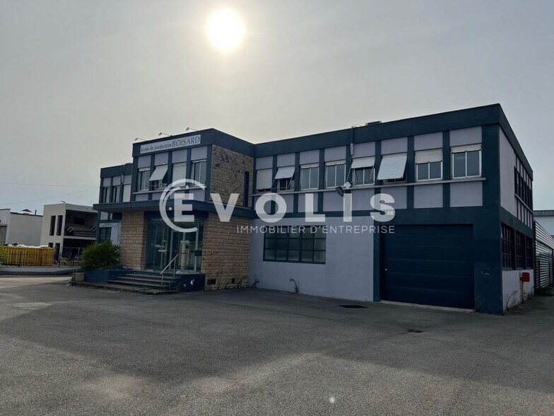 Local d'activités dans Décines-Charpieu à vendre - Photo de l’immeuble – Image 3 sur 22