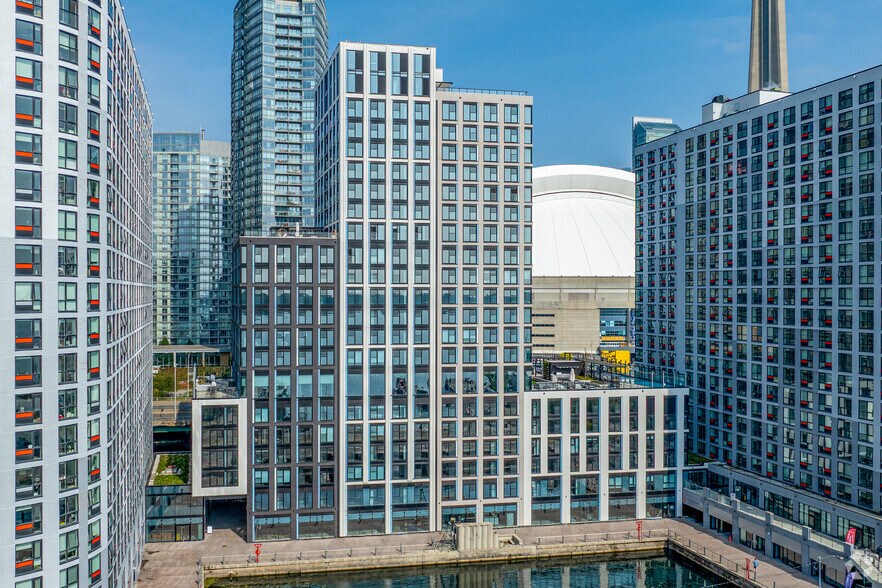 370 Queens Quay W, Toronto, ON à louer - Photo de l’immeuble – Image 2 sur 44