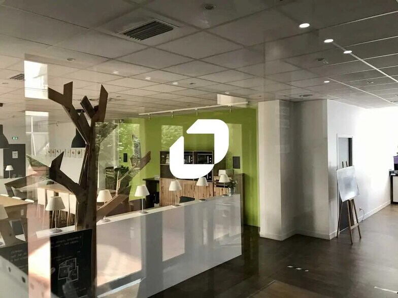 Bureau dans Saint-Ouen-sur-Seine à louer - Photo de l’immeuble – Image 2 sur 11