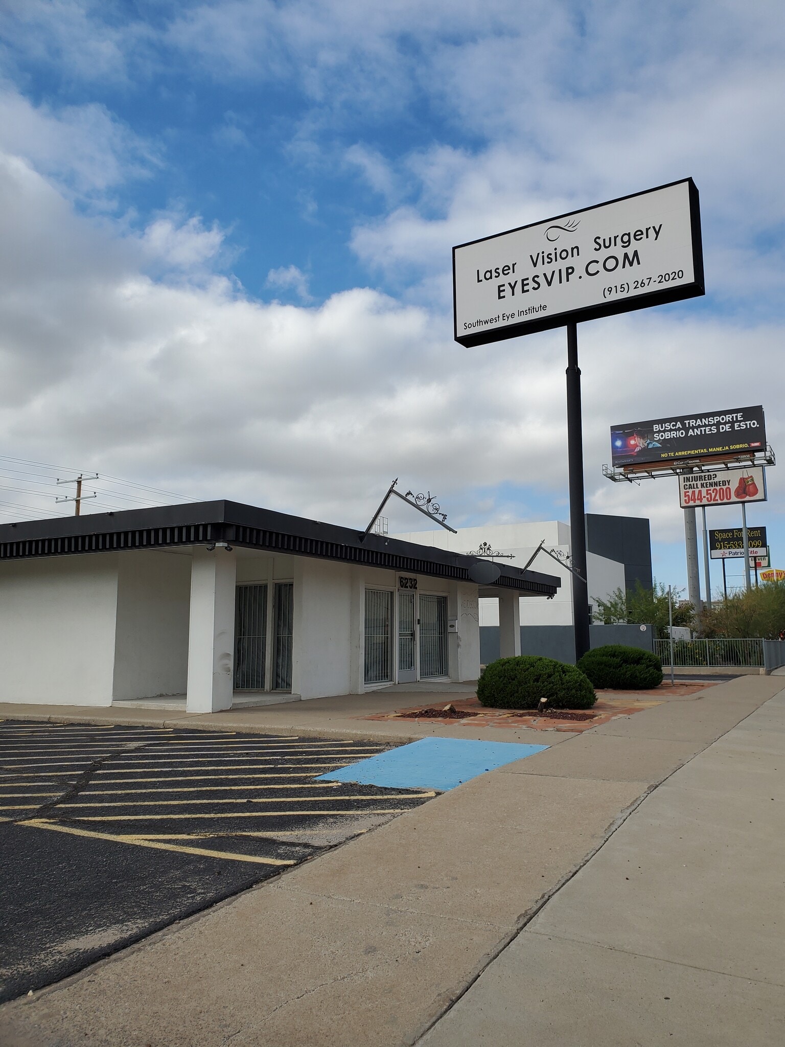 6232 E Gateway Blvd, El Paso, TX à louer Photo de l’immeuble– Image 1 sur 2