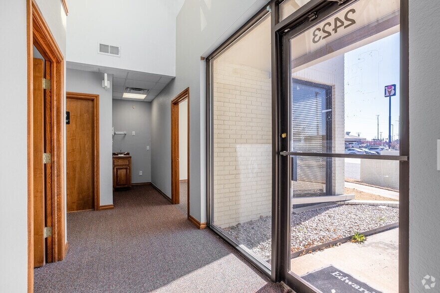 2421 Wilcox Dr, Norman, OK à louer - Photo de l’immeuble – Image 3 sur 26
