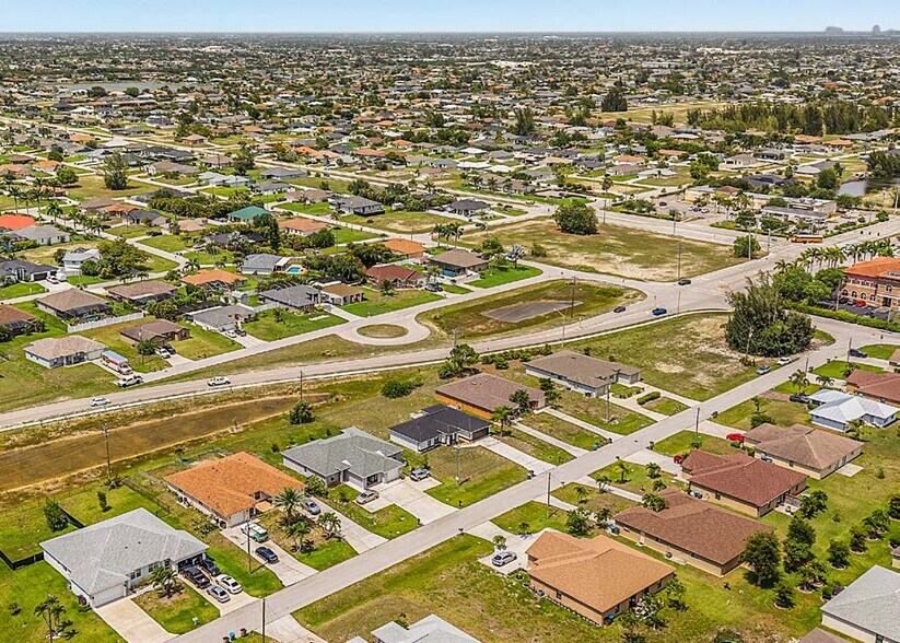 1319 SE 23rd Pl, Cape Coral, FL à vendre - Photo de l’immeuble – Image 2 sur 2