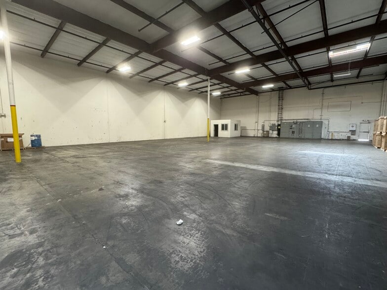 18502 S Laurel Park Rd, Compton, CA à louer - Photo de l’immeuble – Image 1 sur 5