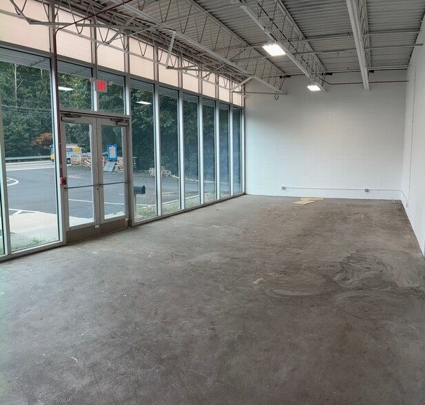 145 Union St, Holbrook, MA à louer - Photo de l’immeuble – Image 3 sur 17
