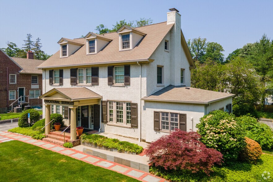 531 E Lancaster Ave, Wayne, PA à louer - Photo de l’immeuble – Image 2 sur 13