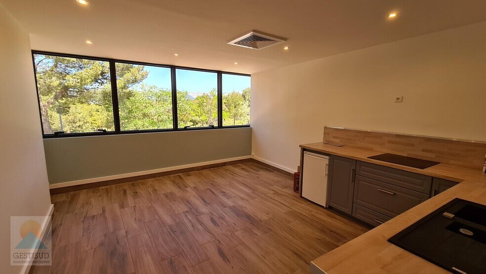 Bureau dans Signes à louer - Photo intérieure – Image 3 sur 4