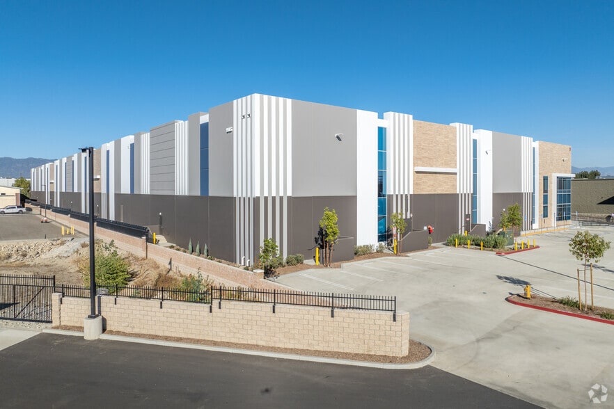 1505 S Willow Ave, Rialto, CA à louer - Photo de l’immeuble – Image 3 sur 11