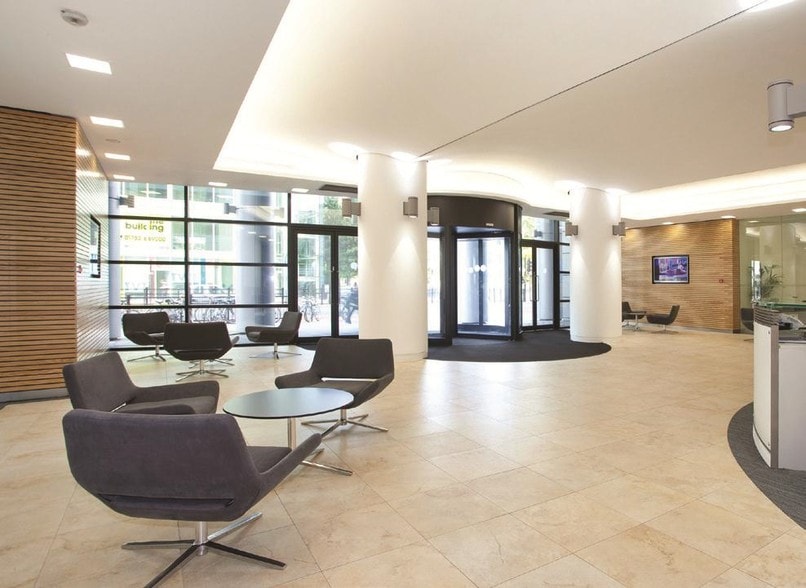 389 Chiswick High Rd, Londres à louer - Hall d’entrée – Image 3 sur 16