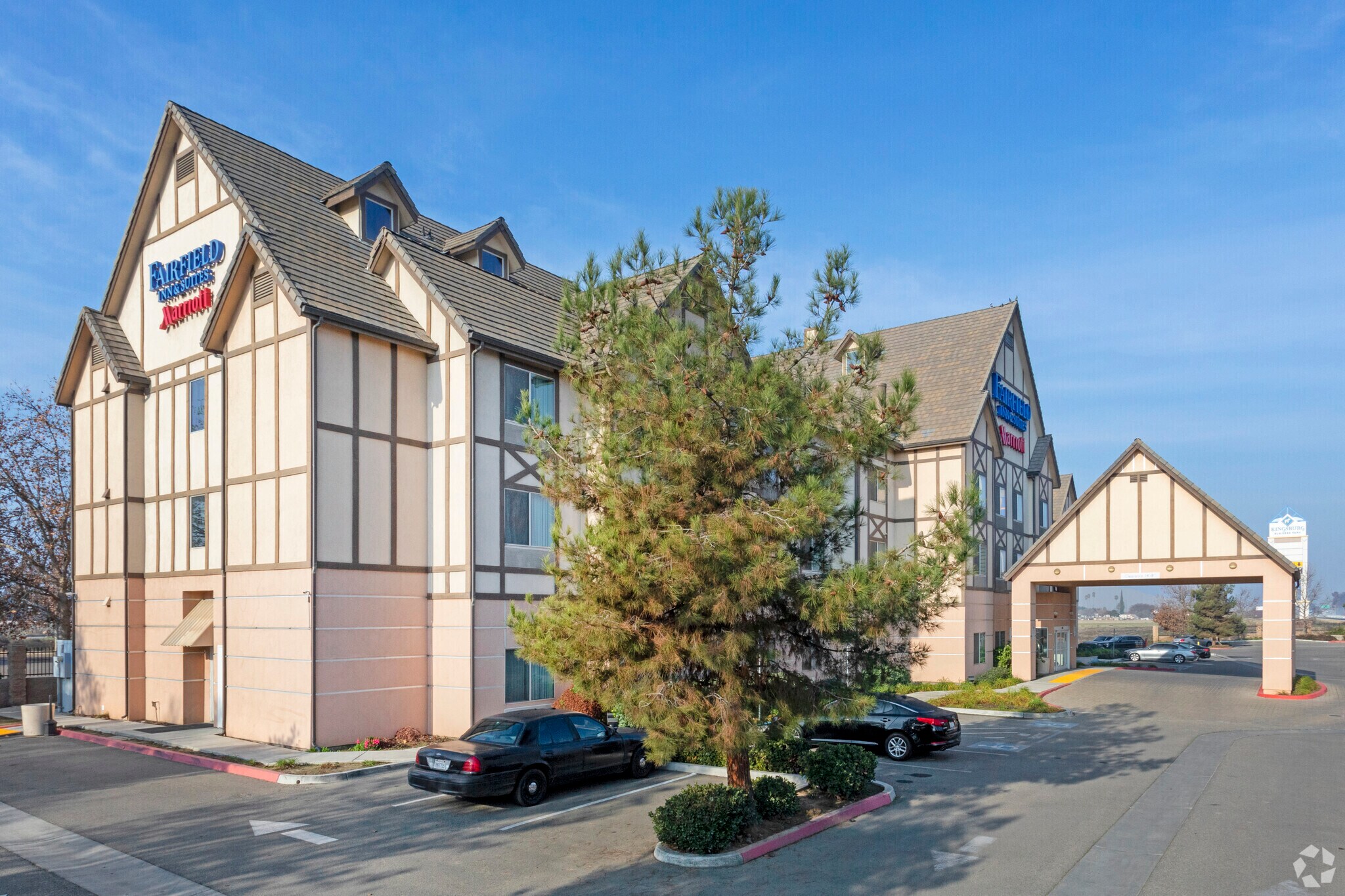 216 W Ventura Ct, Kingsburg, CA à vendre Photo de l’immeuble– Image 1 sur 15