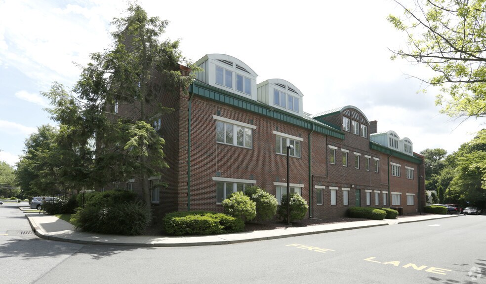 222 Schanck Rd, Freehold, NJ à vendre - Photo de l’immeuble – Image 3 sur 5